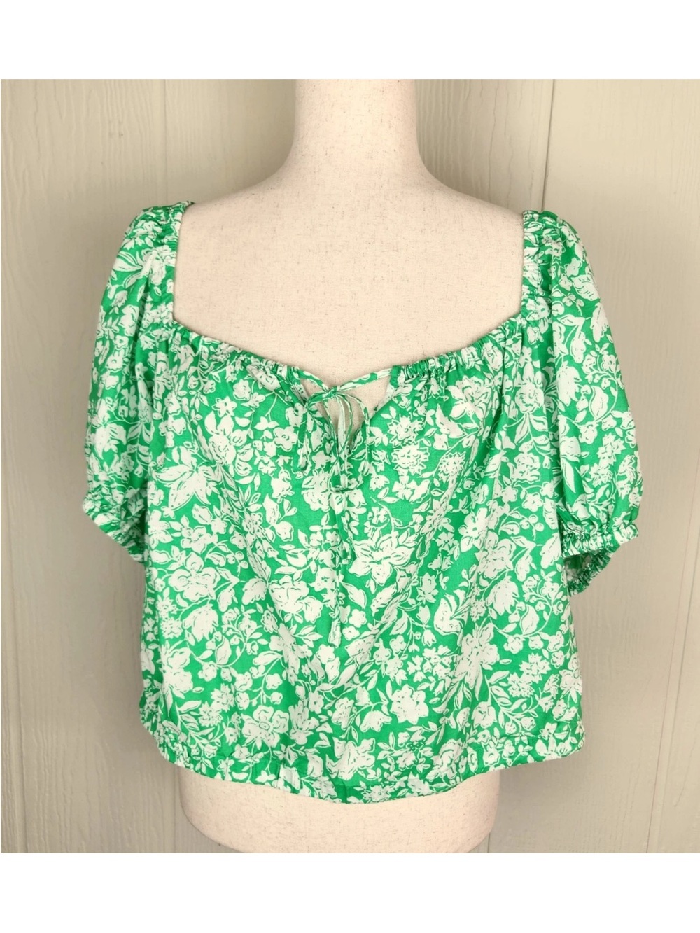 Universal Thread Green & White Floral Crop Top